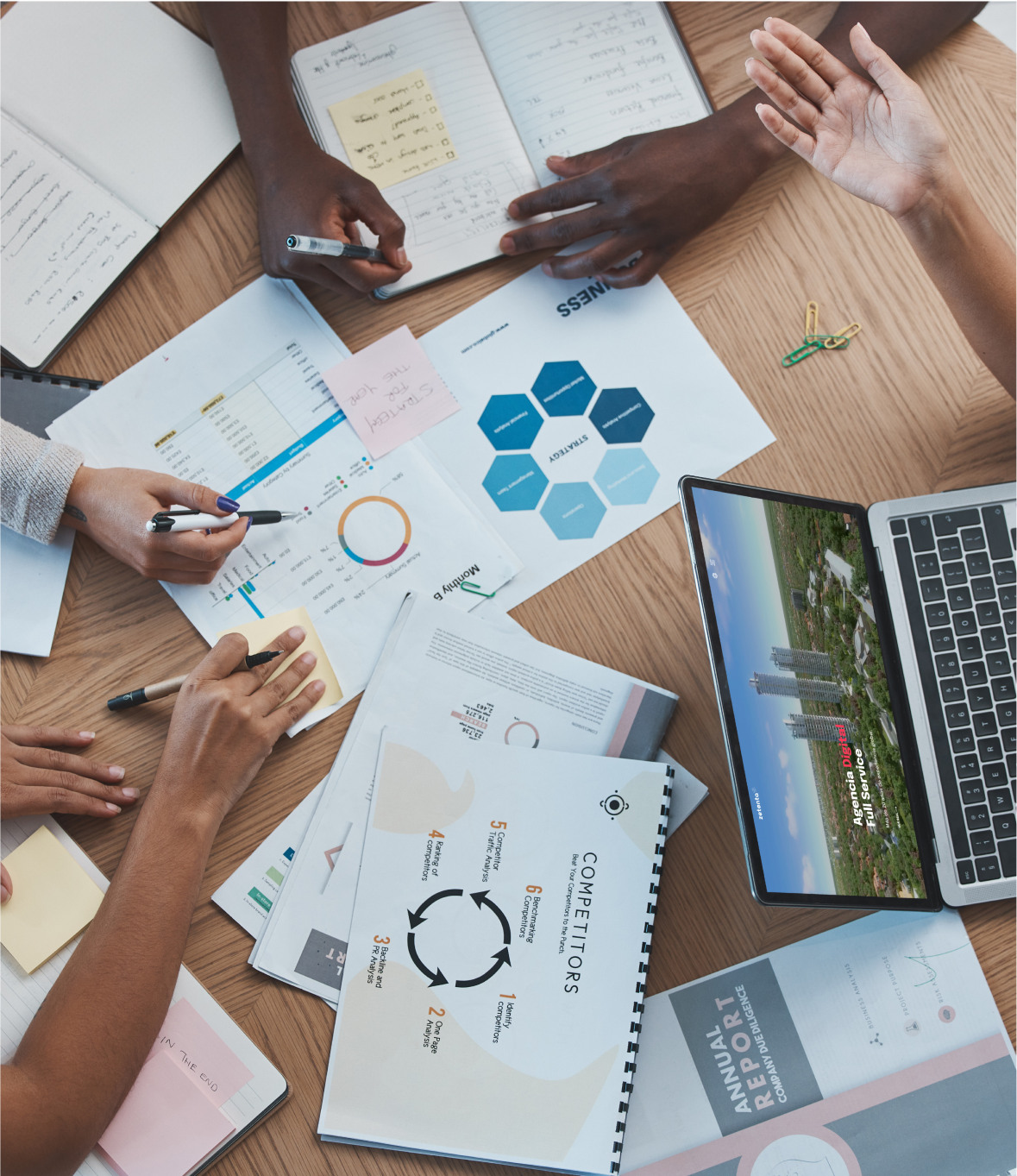 Equipo trabajando con métricas y planificando contenidos