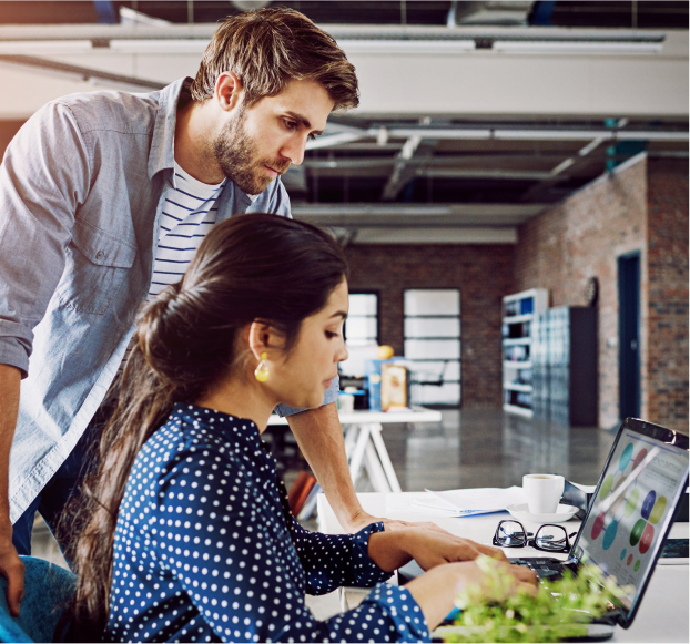 Equipo colaborando en un entorno de trabajo con computadora