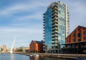 Edificio en Puerto Madero junto a los docs en ladrillo